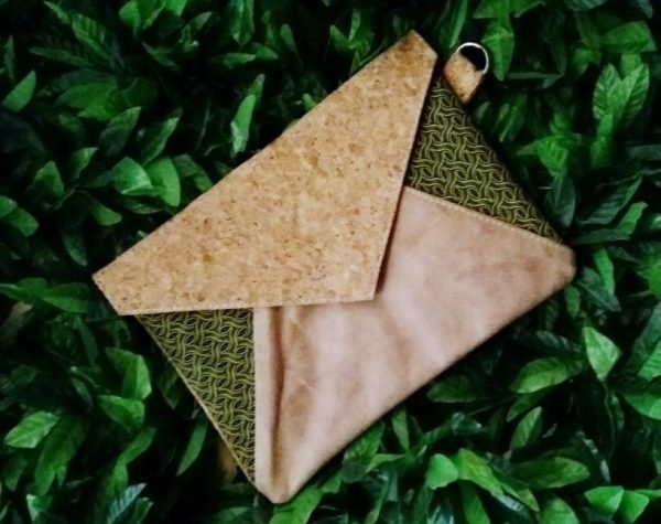 envelope-triangle-clutch-with-key-ring-1