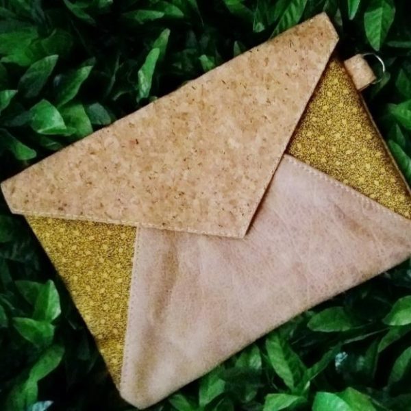 envelope-triangle-clutch-with-key-ring-2