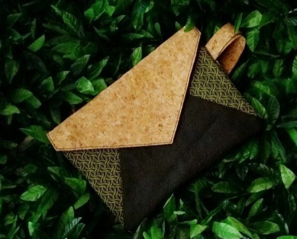 envelope-triangle-clutch-with-wristlet-handle-2